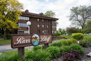 River Bluff N85W15650  Ridge 302 in Menomonee Falls wi. List Price: $204,000