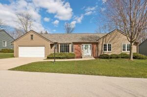 OAKBROOK VILLAGE CONDOMINIUM ASSOCI 3708 S Bayberry  in Greenfield wi. List Price: $369,900