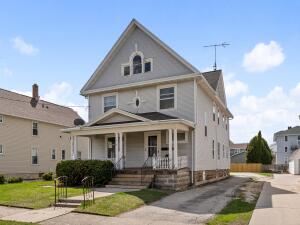 1118 S 14th in Manitowoc wi. List Price: $190,000