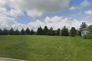 511  Woodlawn  Ct in Williams Bay wi. List Price: $135,000