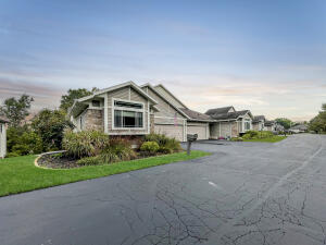 River Terrace 214 S Hills Ct 214 in Plymouth wi. List Price: $395,000