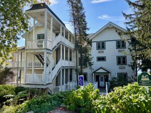 Victorian Village Condo Assoc 281  Victorian Village Dr 31 in Elkhart Lake wi. List Price: $849,000