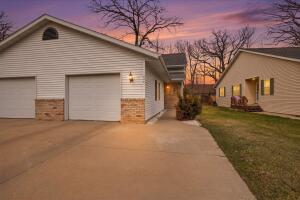 Park Place Sunset 492  Park Pl 21 in Kewaskum wi. List Price: $205,000