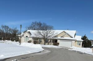 PARK @ 5 FIELDS W233N3088  Oakmont Ct B in Pewaukee wi. List Price: $500,000