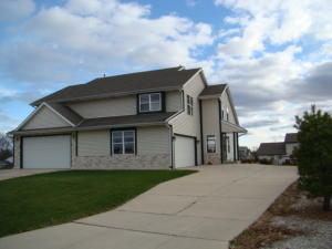 1441 E Buckwood Ct in Oak Creek wi. List Price: $749,999