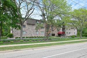 Green Tree Lake Estates 1730 W Green Tree Rd 104 in Glendale wi. List Price: $128,000