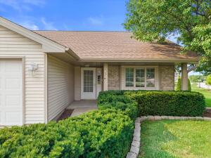 VILLAS AT APPLE CREEK 8407 S Cortland Dr  in Oak Creek wi. List Price: $399,900