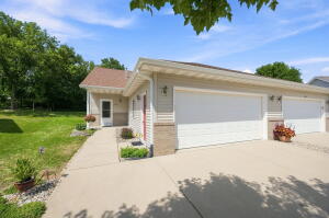 Hickory Woods Condominium 1508  Dommo Dr  in Fort Atkinson wi. List Price: $319,000
