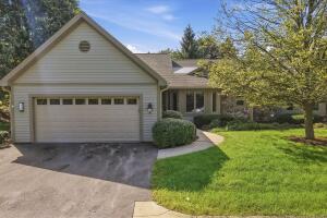 Oak Ridge 315  Oak Ridge Dr  in Hartland wi. List Price: $549,900