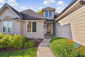 Pheasant Run 19185  Stonehedge Dr B in Brookfield wi. List Price: $450,000