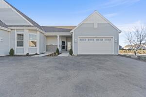 The Park at Prairie Creek Ridge 1383  Prairie Creek Cir 16E in Oconomowoc wi. List Price: $699,900
