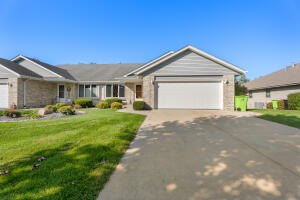 Black Oak Condominiums 951  Spruce St  in Hartford wi. List Price: $342,000
