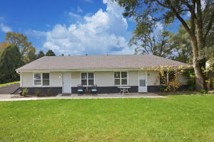 1043-1045  Carriage Ct in Palmyra wi. List Price: $424,900