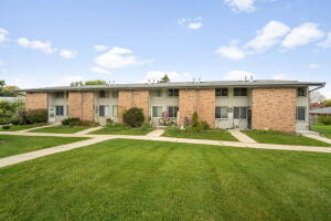 Sunset Homes 1434  Big Bend Rd H in Waukesha wi. List Price: $189,500