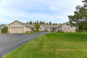Concord Place 1426  Greenbrier Ln  in Mequon wi. List Price: $475,000