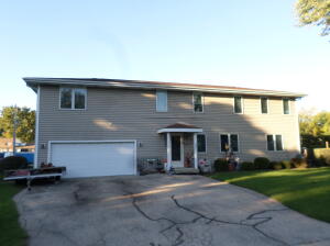 400 E North St in Salem Lakes wi. List Price: $549,900
