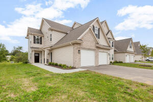 Arbor Pointe 1772  Horseshoe Ln 427-1 in Slinger wi. List Price: $369,900